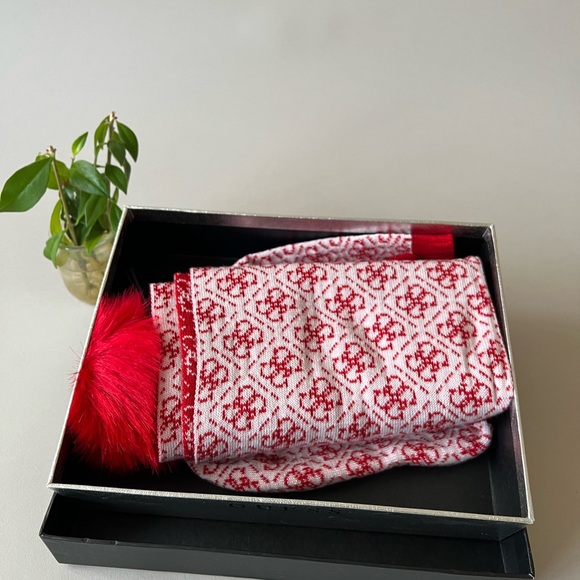 🧣Scarf and hood- Red color- Guess - Picture 2 of 5